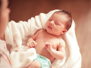 Bộ Y tế đề xuất hỗ trợ tiền mặt với các gia đình sinh một bề,  có hai con gái