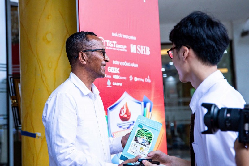 Đại úy Domingos Ximenes da Costa Frederico Pedro C. Pereira – Trưởng đoàn đội tuyển Timor Leste – chia sẻ sau khi nhận được phần quà. Đại úy Domingos Ximenes da Costa Frederico Pedro C. Pereira – Trưởng đoàn đội tuyển Timor Leste – chia sẻ sau khi nhận được phần quà.