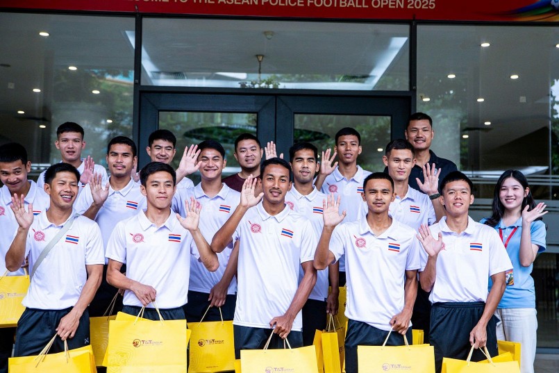 Các cầu thủ Thái Lan bày tỏ sự vui vẻ khi nhận những phần quà từ T&T Group. Các cầu thủ Thái Lan bày tỏ sự vui vẻ khi nhận những phần quà từ T&T Group.