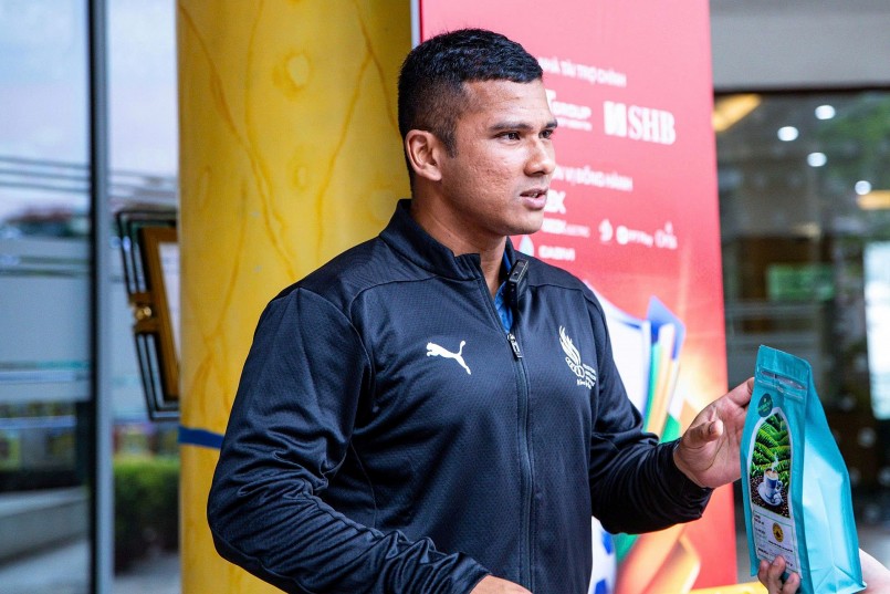 Cầu thủ Muhammad Haidar của đội Singapore chia sẻ cảm nghĩ về sản phẩm. Cầu thủ Muhammad Haidar của đội Singapore chia sẻ cảm nghĩ về sản phẩm.