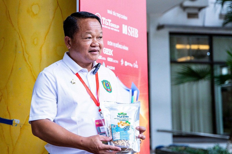 Thượng tá Phonetip Phanthavong, Quản lý đội tuyển Lào chia sẻ sau khi nhận được phần quà Thượng tá Phonetip Phanthavong, Quản lý đội tuyển Lào chia sẻ sau khi nhận được phần quà