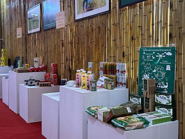 Trưng bày các sản phẩm OCOP được công nhận 5 sao. Trưng bày các sản phẩm OCOP được công nhận 5 sao.