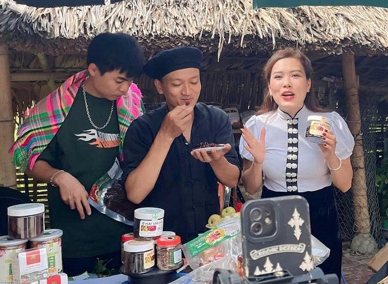 Doanh nghiệp ngành hàng tiêu dùng nhanh ứng dụng livestream và thương mại điện tử để mở rộng kênh phân phối và kết nối thị trường.