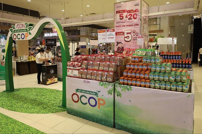 Các sản phẩm OCOP được trưng bày bắt mắt nhưng vẫn gặp khó khi tiếp cận hệ thống phân phối hiện đại do chưa đáp ứng yêu cầu về bao bì, truy xuất nguồn gốc và năng lực cung ứng.