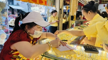 Giá vàng sáng nay đảo chiều giảm 400.000 đồng/lượng: Nhà đầu tư nên mua hay bán?