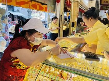 Giá vàng sáng nay đảo chiều giảm 400.000 đồng/lượng: Nhà đầu tư nên mua hay bán?