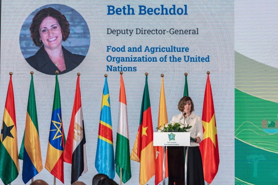 Bà Beth Bechdol, Phó Tổng Giám đốc FAO, phát biểu tại Diễn đàn. Bà Beth Bechdol, Phó Tổng Giám đốc FAO, phát biểu tại Diễn đàn.