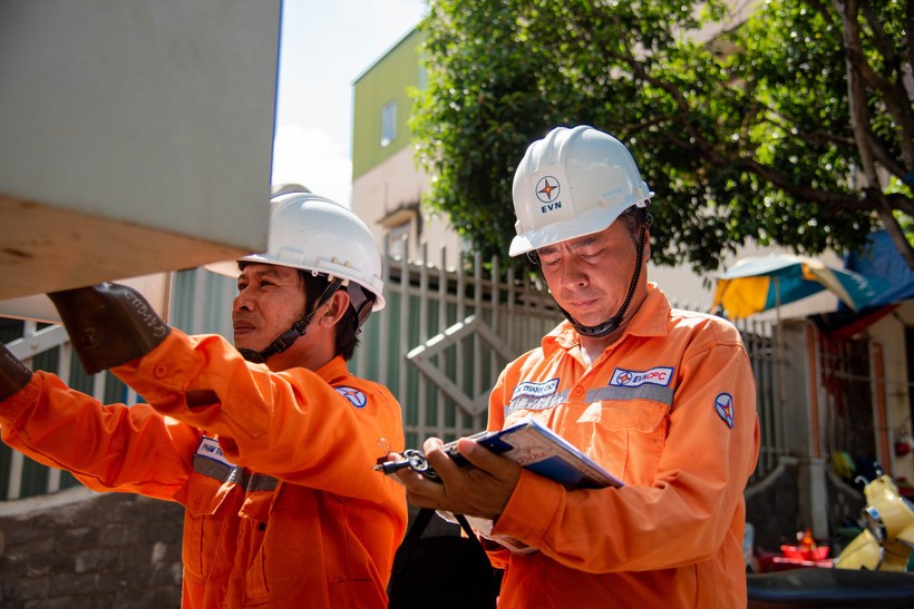 Nhân viên EVN kiểm tra việc vận hành các thiết bị điện. (Ảnh: Evn) Nhân viên EVN kiểm tra việc vận hành các thiết bị điện. (Ảnh: Evn)