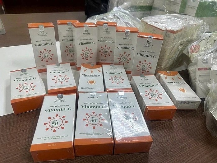 Sản phẩm kem chống nắng Althena do Thiết sản xuất. Ảnh: Công an cung cấp Sản phẩm kem chống nắng Althena do Thiết sản xuất. Ảnh: Công an cung cấp
