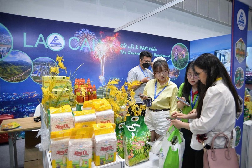 Doanh nghiệp giới thiệu sản phẩm gạo cao cấp tại hội chợ quốc tế, mở rộng thị trường ngách tiềm năng.