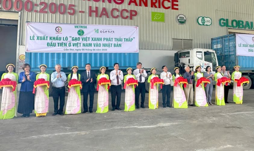 Lễ xuất khẩu lô hàng “Gạo Việt xanh phát thải thấp” sang thị trường Nhật Bản. Lễ xuất khẩu lô hàng “Gạo Việt xanh phát thải thấp” sang thị trường Nhật Bản.