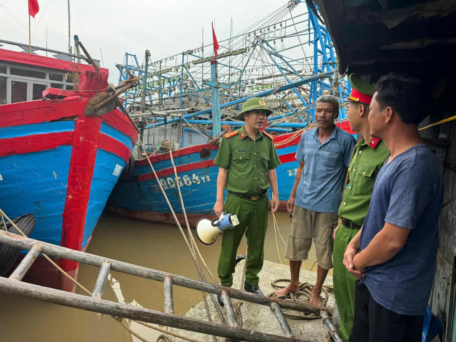 Công an xã Vạn Lộc: Chủ động ứng phó bão Wipha – Giữ vững thương hiệu, niềm tin nơi tuyến biển