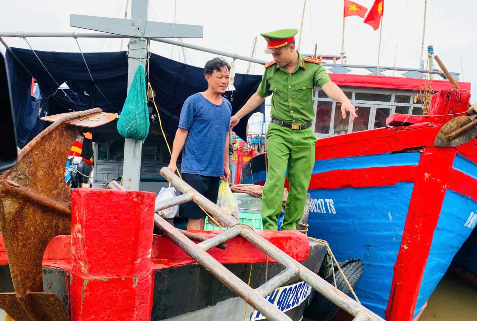 Công an xã Vạn Lộc: Chủ động ứng phó bão Wipha – Giữ vững thương hiệu, niềm tin nơi tuyến biển