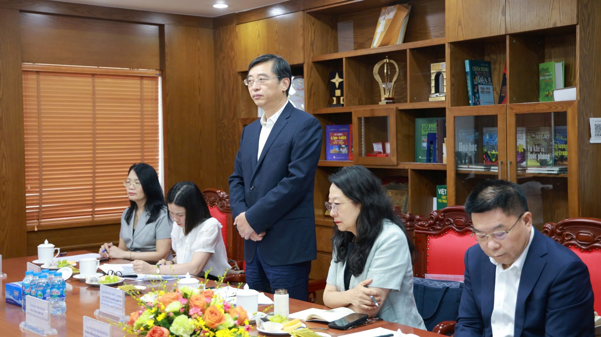 Ông Chương Triều Dương - Chủ tịch Hội đồng quản trị Tập đoàn Xuất bản và Truyền thông Phượng Hoàng, Giang Tô phát biểu tại buổi lễ Ông Chương Triều Dương - Chủ tịch Hội đồng quản trị Tập đoàn Xuất bản và Truyền thông Phượng Hoàng, Giang Tô phát biểu tại buổi lễ