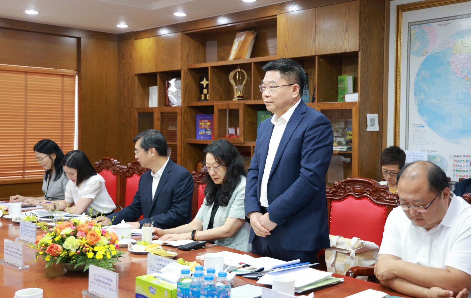 Ông Phàn Minh – Giám đốc Nhà xuất bản Giáo dục Phượng Hoàng, Giang Tô phát biểu tại buổi lễ Ông Phàn Minh – Giám đốc Nhà xuất bản Giáo dục Phượng Hoàng, Giang Tô phát biểu tại buổi lễ