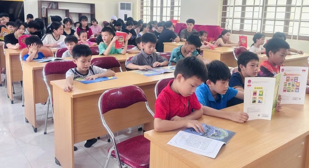 Các em học sinh tại Trung tâm Bảo trợ xã hội tỉnh vui vẻ đọc sách. Các em học sinh tại Trung tâm Bảo trợ xã hội tỉnh vui vẻ đọc sách.