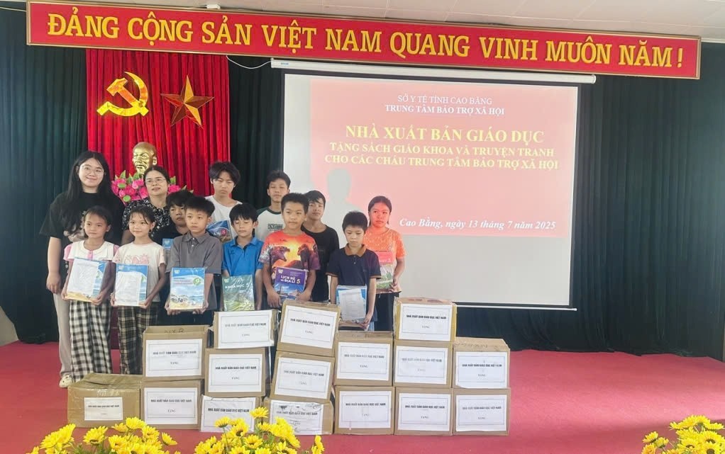 Học sinh Trung tâm Bảo trợ xã hội tỉnh nhận sách giáo khoa của Nhà xuất bản Giáo dục VIệt Nam. Học sinh Trung tâm Bảo trợ xã hội tỉnh nhận sách giáo khoa của Nhà xuất bản Giáo dục VIệt Nam.