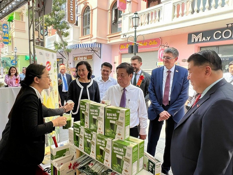 Người tiêu dùng quốc tế tìm hiểu sản phẩm OCOP Việt Nam tại hội chợ thương mại quốc tế năm 2025. Sự quan tâm cao nhưng sản phẩm vẫn gặp rào cản về chiến lược tiếp cận thị trường. Người tiêu dùng quốc tế tìm hiểu sản phẩm OCOP Việt Nam tại hội chợ thương mại quốc tế năm 2025. Sự quan tâm cao nhưng sản phẩm vẫn gặp rào cản về chiến lược tiếp cận thị trường.