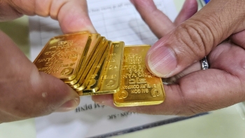 Vàng SJC áp sát đỉnh 123 triệu, giá thế giới đảo chiều giảm mạnh