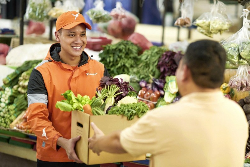 Tài xế giao vận ứng dụng công nghệ hỗ trợ phân phối nông sản nhanh chóng, tối ưu chi phí cho doanh nghiệp.