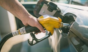 Giá xăng tiếp tục giảm, RON 95 rời xa mốc 20.000 đồng/lít