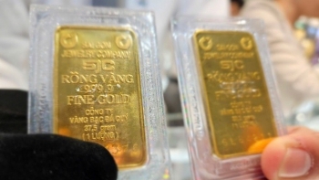 Giá vàng "bất động" trên đỉnh, nhà đầu tư tháo chạy sang chứng khoán chờ đợi cơn sóng mới
