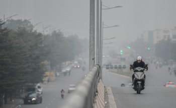 Ô nhiễm không khí ở Hà Nội, TP.HCM: Báo động đỏ giữa mùa mưa