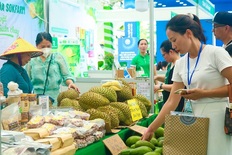 Người tiêu dùng trải nghiệm và lựa chọn sản phẩm OCOP trên nền tảng số, thể hiện xu hướng tiêu dùng hiện đại và tiện ích từ chuyển đổi số.