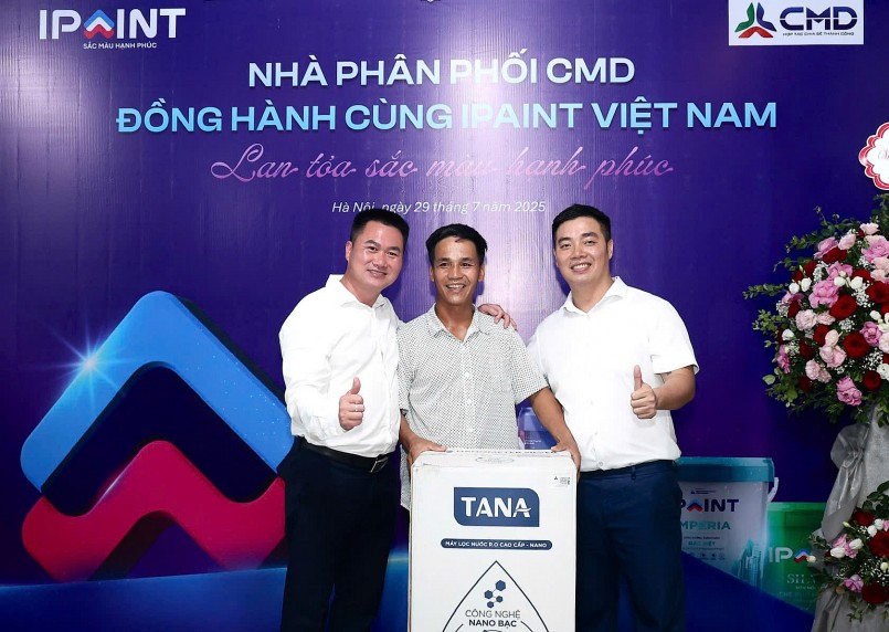 Đại diện IPAINT và đại diện Nhà phân phối CMD trao tận tay giải đặc biệt Minigame cho khách mời may mắn nhất