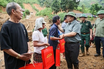 Thủ tướng Phạm Minh Chính: Làm mọi cách nhanh nhất có thể ổn định đời sống người dân vùng lũ