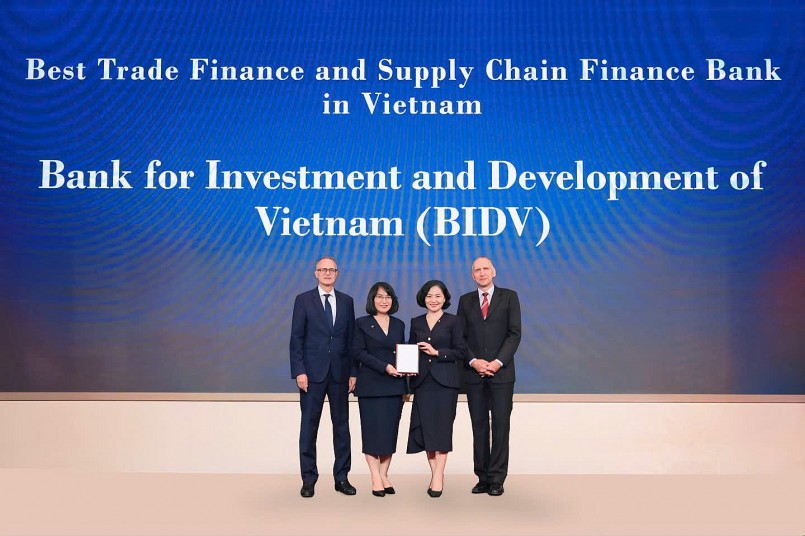 Đại diện BIDV nhận giải thưởng từ The Asian Banker