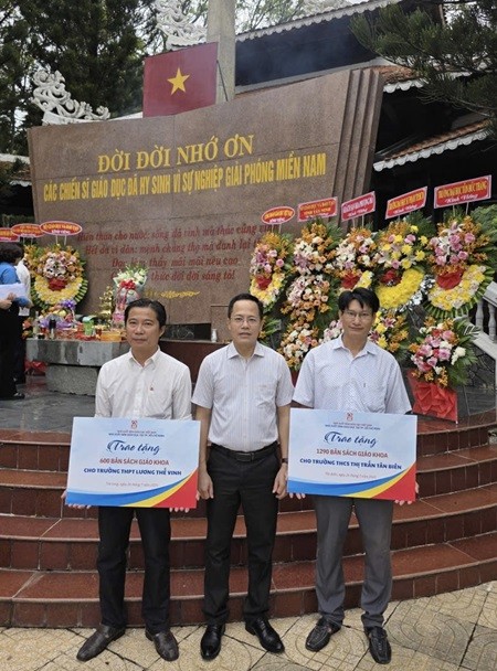 Ông Nguyễn Thành Anh - Giám đốc NXBGD tại TP. HCM trao tặng sách cho trường THCS Thị trấn Tân Biên và trường THPT Lương Thế Vinh Ông Nguyễn Thành Anh - Giám đốc NXBGD tại TP. HCM trao tặng sách cho trường THCS Thị trấn Tân Biên và trường THPT Lương Thế Vinh