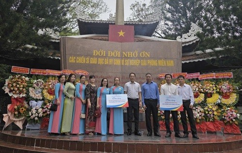 Đoàn công tác của NXBGDVN chụp hình với các thầy cô giáo trường THPT Lương Thế Vinh Đoàn công tác của NXBGDVN chụp hình với các thầy cô giáo trường THPT Lương Thế Vinh