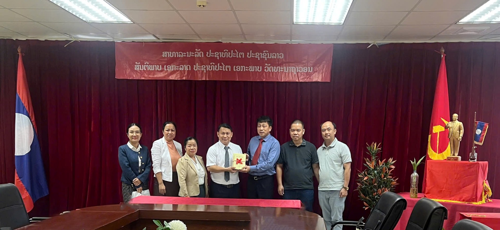 Nhà xuất bản và Phát hành Sách Quốc gia Lào tặng sách cho đoàn công tác NXBGDVN Nhà xuất bản và Phát hành Sách Quốc gia Lào tặng sách cho đoàn công tác NXBGDVN