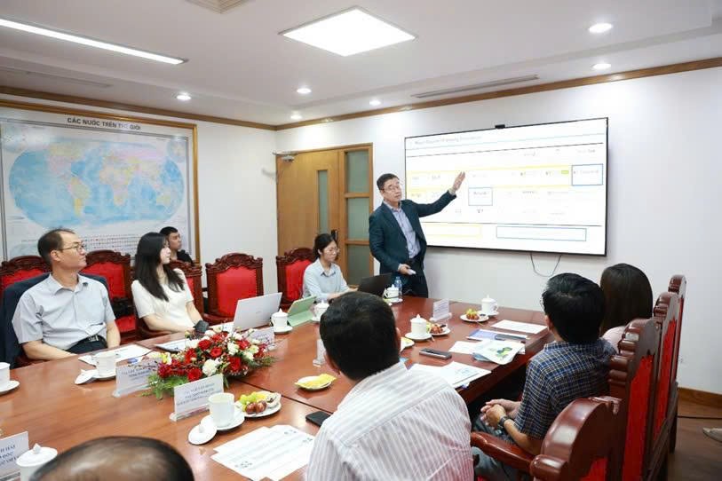 Ông Rho Joong il - Tổng Giám đốc Visang Global giới thiệu các sản phẩm giáo dục số của Visang Hàn Quốc Ông Rho Joong il - Tổng Giám đốc Visang Global giới thiệu các sản phẩm giáo dục số của Visang Hàn Quốc