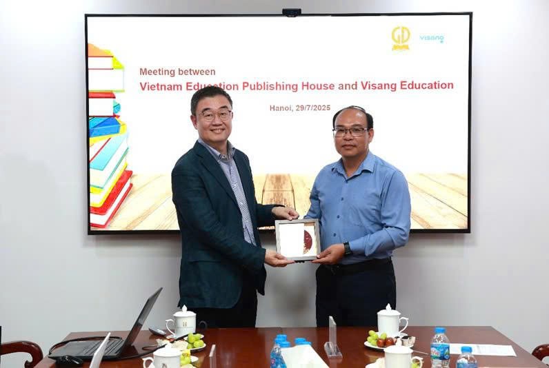 Ông Đặng Thanh Hải – Phó Tổng Giám đốc NXBGDVN trao quà lưu niệm cho ông Rho Joong il - Tổng Giám đốc Visang Global Ông Đặng Thanh Hải – Phó Tổng Giám đốc NXBGDVN trao quà lưu niệm cho ông Rho Joong il - Tổng Giám đốc Visang Global