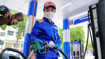 Xăng RON95 vượt mốc 20.000 đồng/lít, dầu diesel tiếp tục giảm