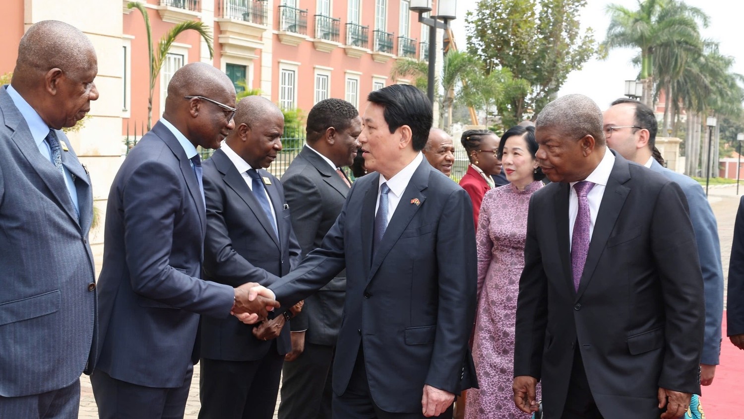 Chủ tịch nước Lương Cường và Phu nhân cùng Đoàn đại biểu cấp cao Việt Nam thăm cấp Nhà nước Cộng hòa Angola. Chủ tịch nước Lương Cường và Phu nhân cùng Đoàn đại biểu cấp cao Việt Nam thăm cấp Nhà nước Cộng hòa Angola.