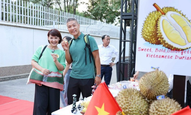 Gian hàng sầu riêng của Việt Nam thu hút nhiều người dân Bắc Kinh tham quan, thưởng thức. (Ảnh: Công Tuyên/TTXVN)