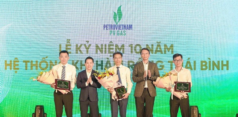 Lãnh đạo Petrovietnam và PV GAS vinh danh các tập thể, cá nhân có đóng góp xuất sắc cho sự phát triển của Hệ thống khí HRTB Lãnh đạo Petrovietnam và PV GAS vinh danh các tập thể, cá nhân có đóng góp xuất sắc cho sự phát triển của Hệ thống khí HRTB