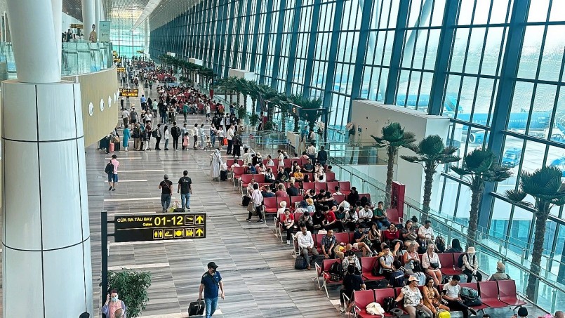 Nhà ga hành khách T3 Cảng HKQT Tân Sơn Nhất góp phần giải tỏa đáng kể áp lực lên nhà ga hiện hữu, đồng thời nâng cao năng lực và chất lượng dịch vụ hàng không tại một trong những cảng hàng không sôi động nhất cả nước Nhà ga hành khách T3 Cảng HKQT Tân Sơn Nhất góp phần giải tỏa đáng kể áp lực lên nhà ga hiện hữu, đồng thời nâng cao năng lực và chất lượng dịch vụ hàng không tại một trong những cảng hàng không sôi động nhất cả nước