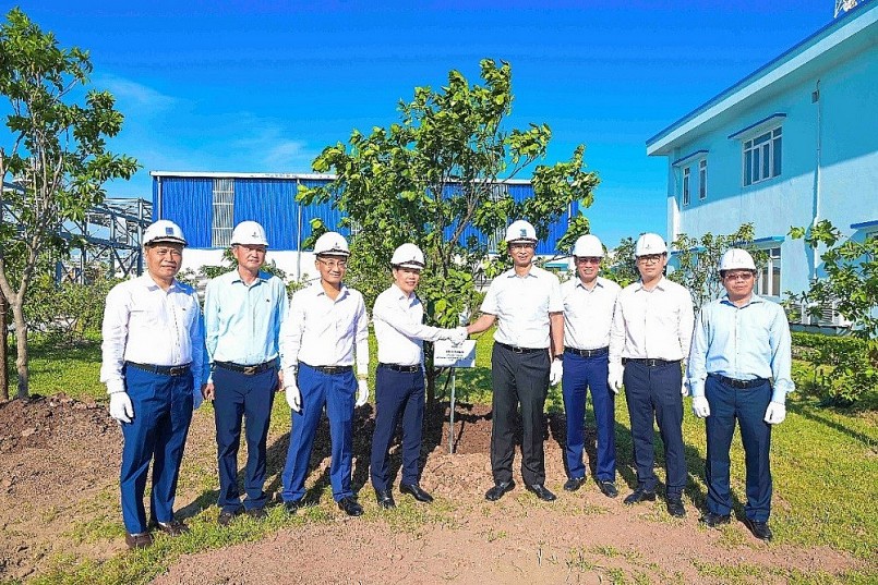 Đại diện Lãnh đạo Petrovietnam – ông Trần Hồng Nam và Lãnh đạo PV GAS trồng cây lưu niệm tại Trung tâm phân phối khí Tiền Hải Đại diện Lãnh đạo Petrovietnam – ông Trần Hồng Nam và Lãnh đạo PV GAS trồng cây lưu niệm tại Trung tâm phân phối khí Tiền Hải