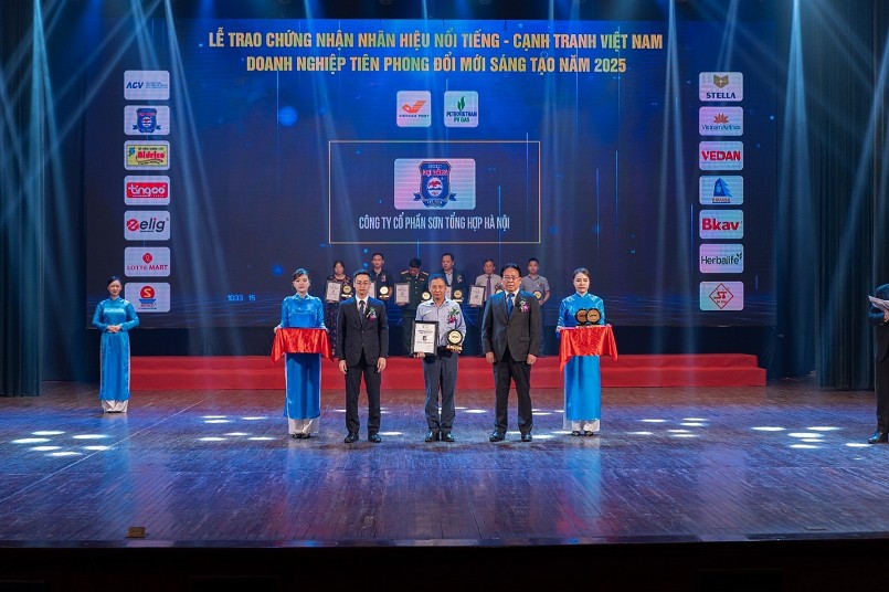 Đại diện Sơn Đại Bàng nhận chứng nhận Đại diện Sơn Đại Bàng nhận chứng nhận