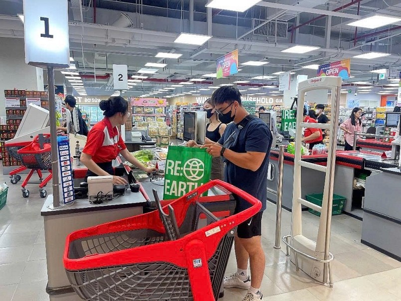 LOTTE MART thường xuyên triển khai các chương trình khuyến khích khách hàng thay đổi thói quen mua sắm xanh hơn LOTTE MART thường xuyên triển khai các chương trình khuyến khích khách hàng thay đổi thói quen mua sắm xanh hơn