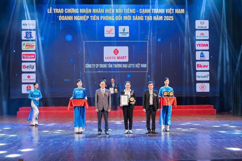 Đại diện LOTTE MART nhận danh hiệu Nhãn hiệu nổi tiếng từ Ban tổ chức Đại diện LOTTE MART nhận danh hiệu Nhãn hiệu nổi tiếng từ Ban tổ chức