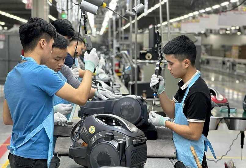 Công nhân trong dây chuyền lắp ráp thiết bị điện tử tại một nhà máy ở Việt Nam, thể hiện năng lực sản xuất và tiềm năng nâng tầm chuỗi cung ứng của ngành.