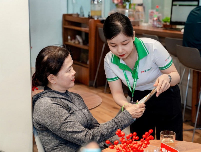 FE CREDIT kết nối mạnh mẽ với khách hàng để mang đến những giải pháp “đo ni đóng giày”, thực sự giải quyết nhu cầu tài chính. Ảnh: FE CREDIT.