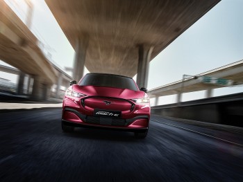 Mustang Mach-E: Biểu tượng ngựa hoang bứt phá trên đường đua ô tô điện tại Việt Nam