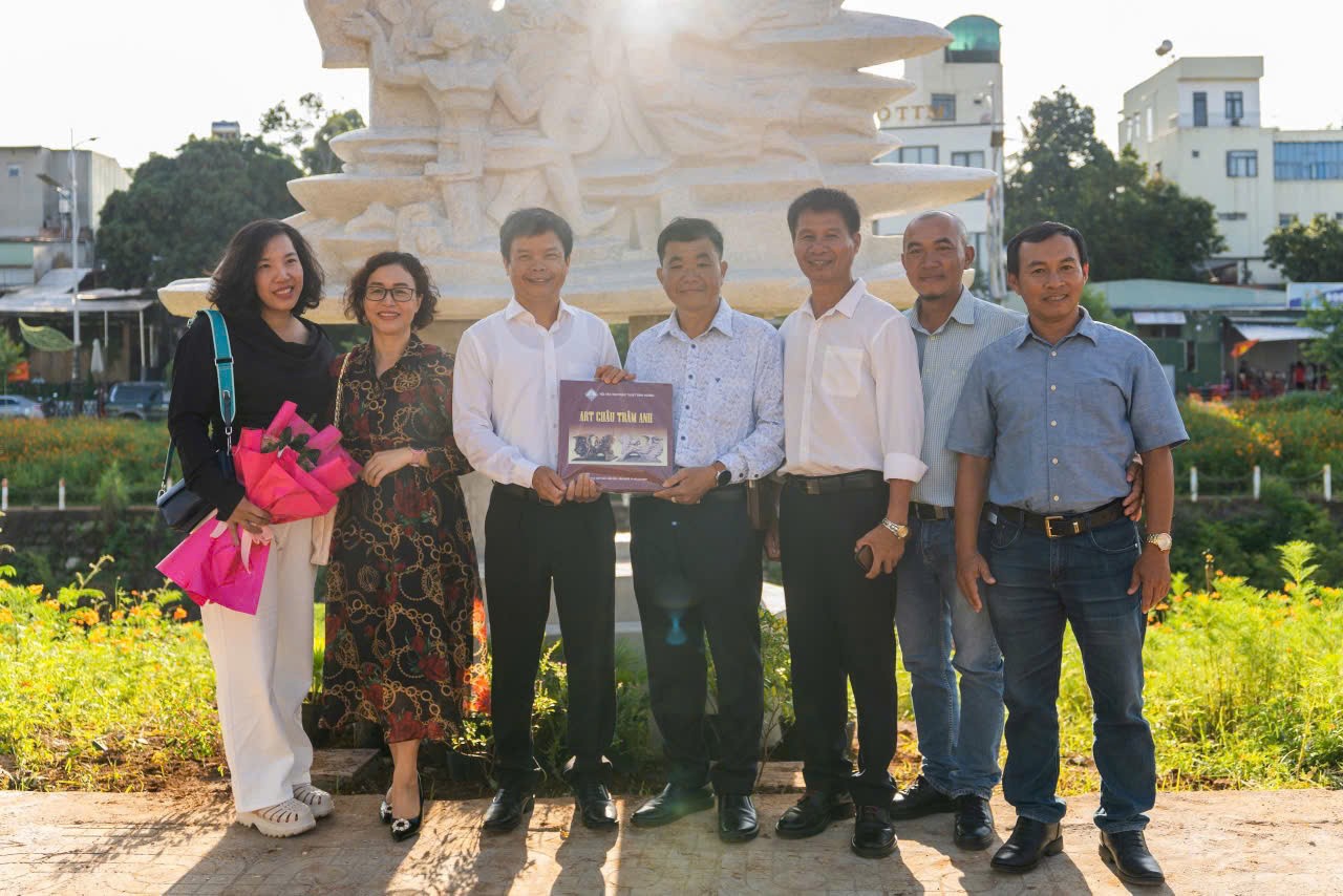 Các nhà điêu khắc và đại biểu tham quan tác phẩm tại Công viên suối Hội Phú. Ảnh: Trần Đức. Các nhà điêu khắc và đại biểu tham quan tác phẩm tại Công viên suối Hội Phú. Ảnh: Trần Đức.