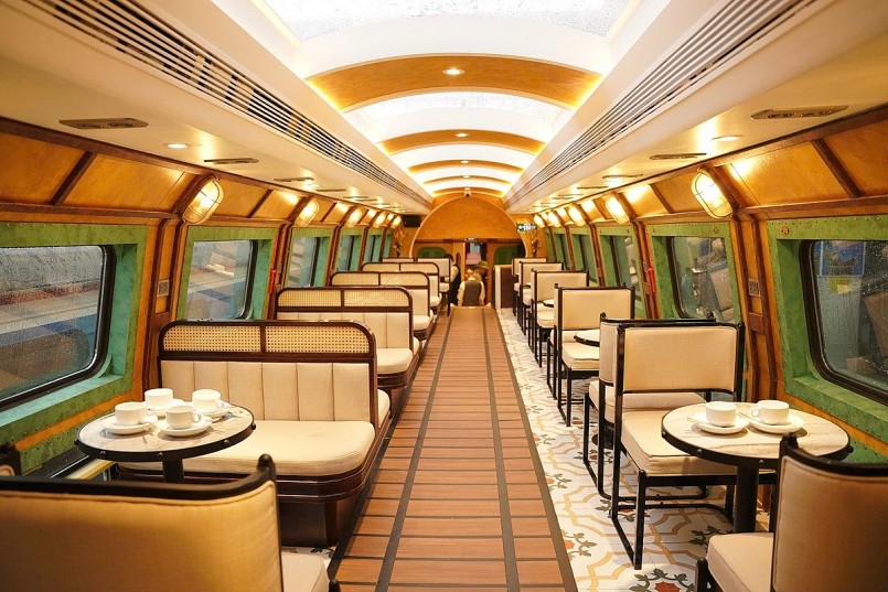 Đoàn tàu gồm 5 toa xe ghế ngồi 2 tầng và 2 toa dành riêng phục vụ du khách check-in. Các toa xe có nội thất sang trọng được thiết kế theo chủ đề riêng và có từ 40 đến 60 chỗ ngồi/toa Đoàn tàu gồm 5 toa xe ghế ngồi 2 tầng và 2 toa dành riêng phục vụ du khách check-in. Các toa xe có nội thất sang trọng được thiết kế theo chủ đề riêng và có từ 40 đến 60 chỗ ngồi/toa